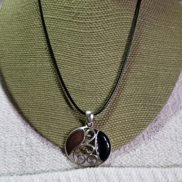Silvertone brown black swirl round kc pendant on black cord necklace - Picture 1 of 5